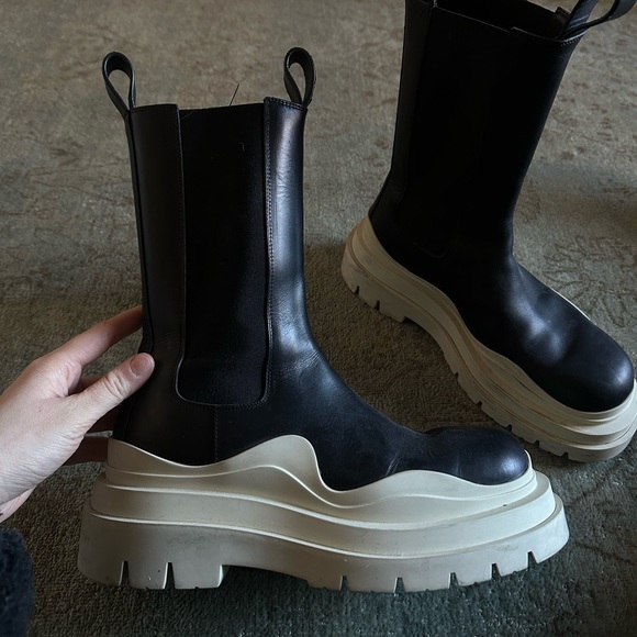 Bottega Venetta Tire Chelsea Boot in Black / Sea Salt - Picture 6 of 12